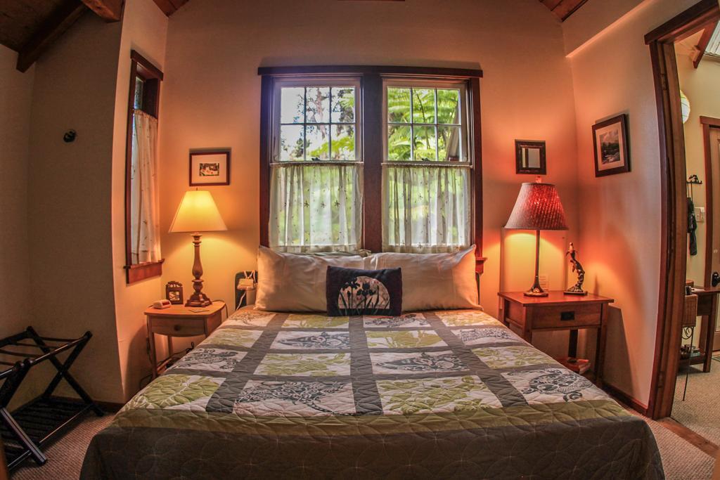 Ferny Hollow: Romantic Rainforest Cottage Volcano Eksteriør bilde